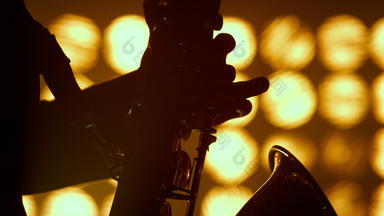 音乐家手玩萨克斯风<strong>爵士乐</strong>俱乐部特写镜头轮廓球员持有sax